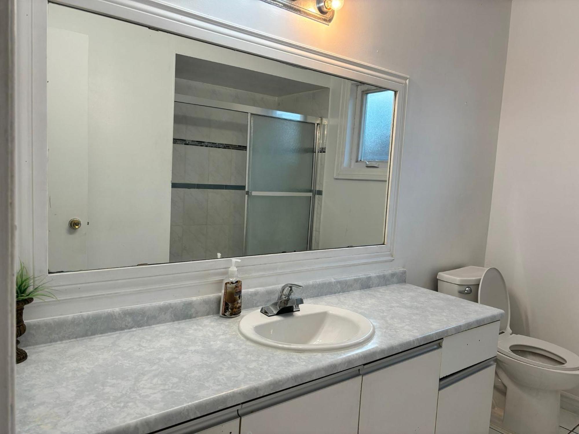 Queen Bedroom Near Sheridan College Brampton Exterior foto